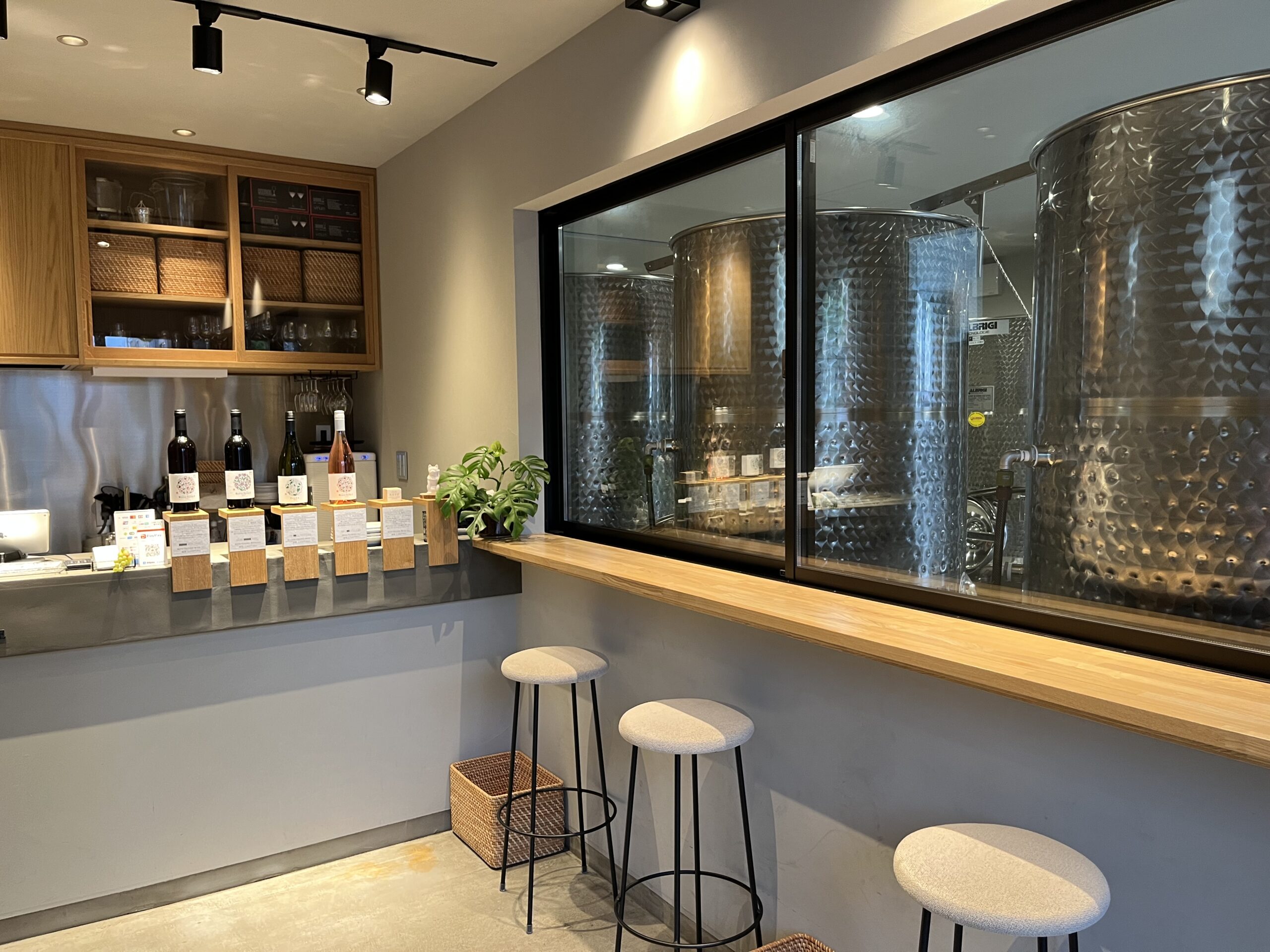 山梨のワインを味わう！甲府朝日通り商店街のお店「SPRING WINE」